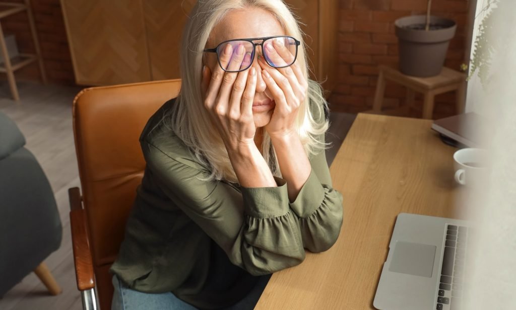 symptoms_woman-working_35-40-tired_landscape-web-aspect-ratio-1506-906