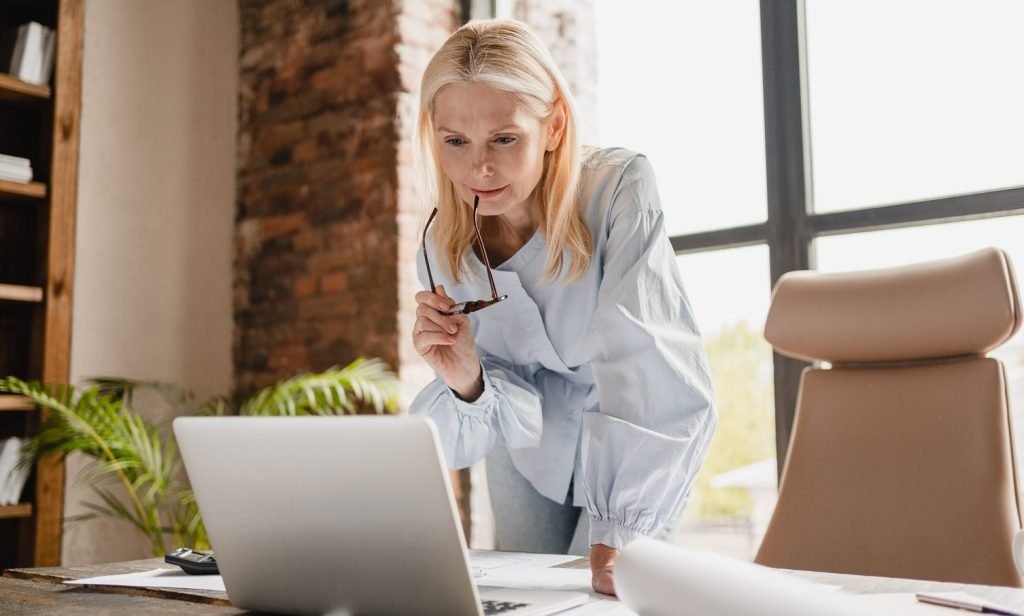 women_middle_age_confident_concentrated_reading_office_workplace-aspect-ratio-1506-906