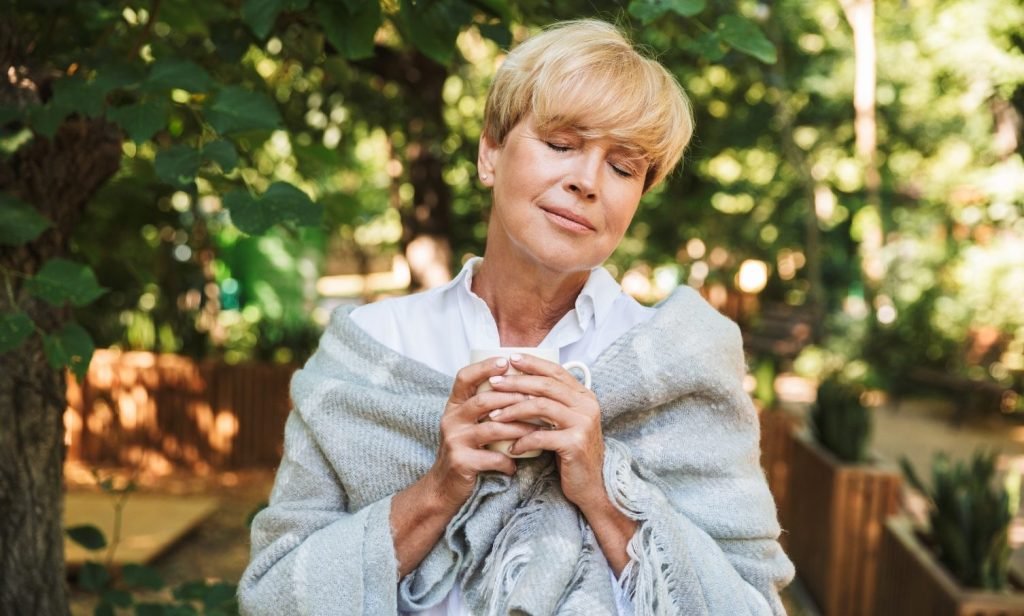 emotions_woman-with-blanket_outdoors_45-50-relaxed_landscape_web-aspect-ratio-1506-906