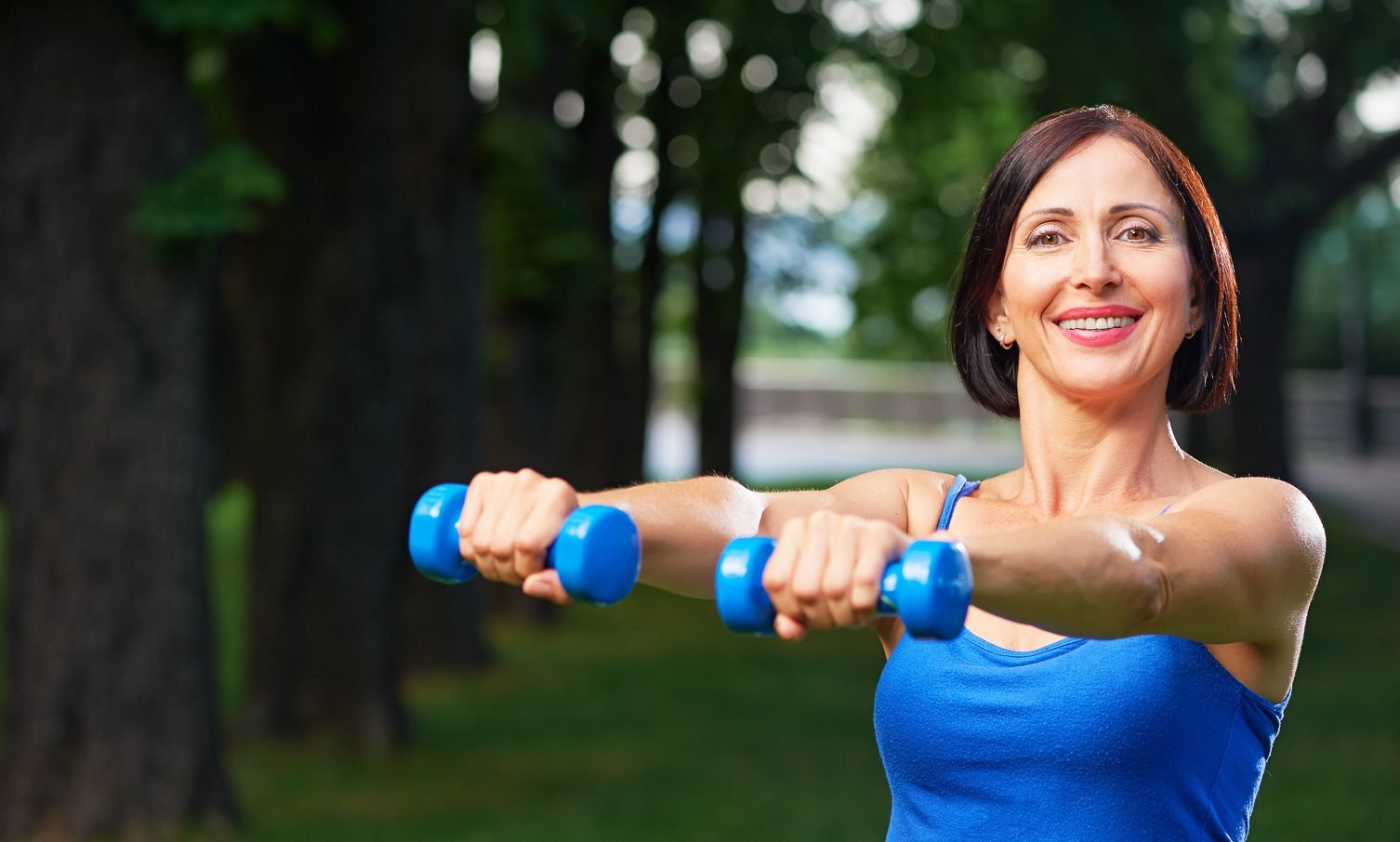 fitness_woman_with_weights_40-45-happy_landscape-web-aspect-ratio-1506-906