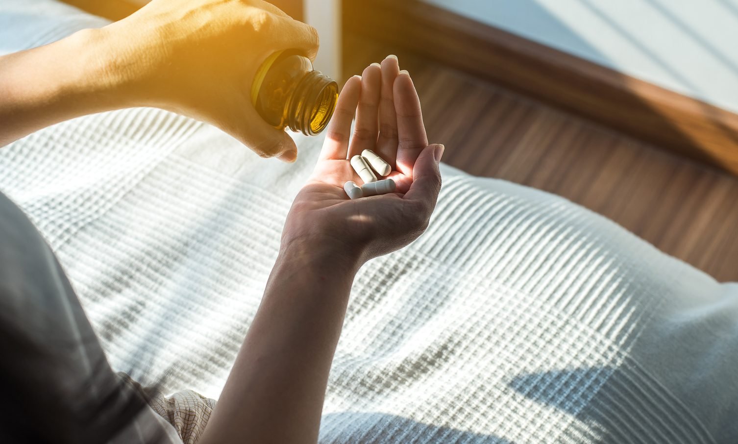 medical_capsules-in-hands_landscape-web-aspect-ratio-1506-906