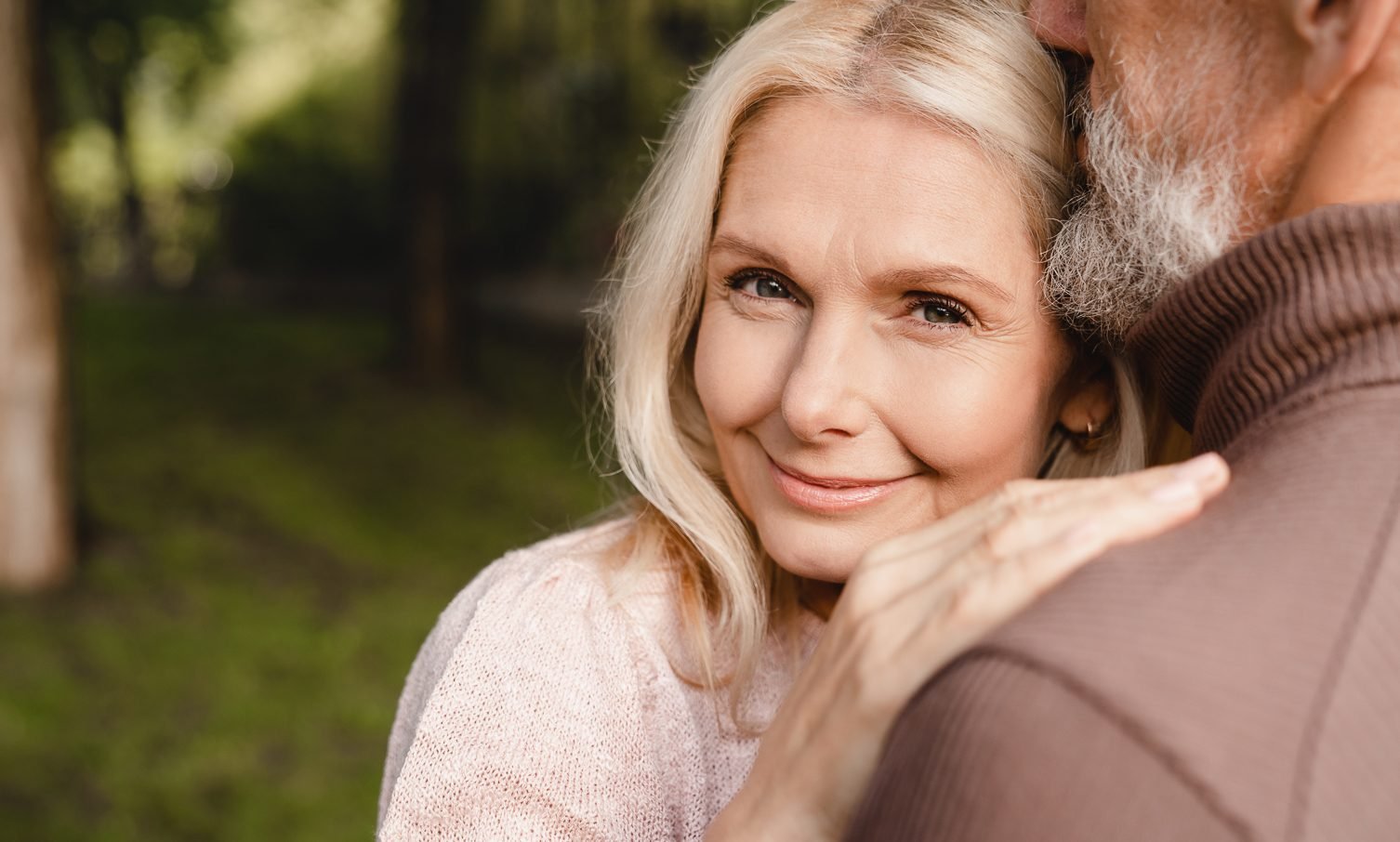 relationship_partner-support_woman-happy_40–45_close-up_landscape-web-aspect-ratio-1506-906