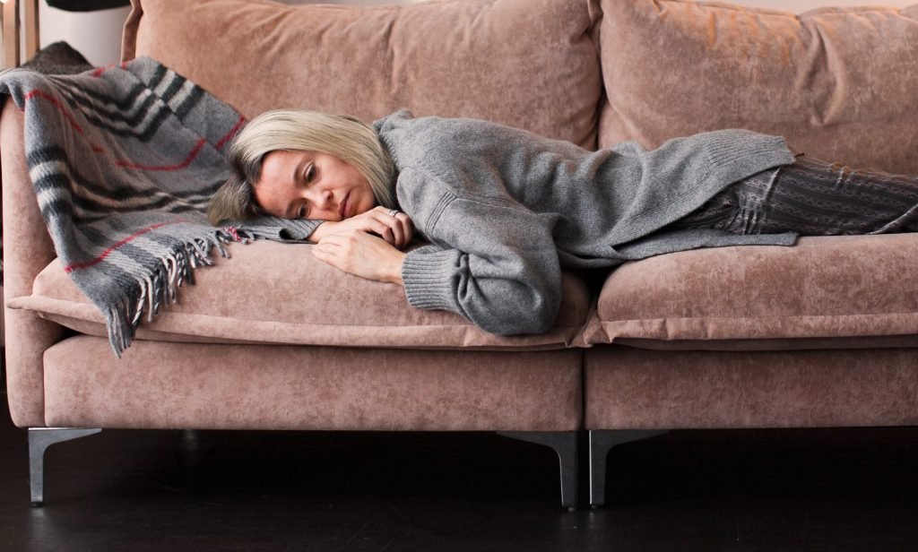 symptoms_woman-on-sofa_35-45-tired_landscape-web-aspect-ratio-1506-906