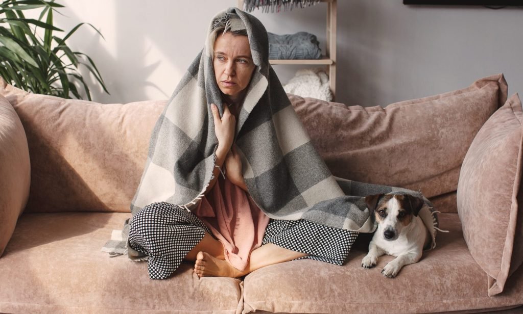 symptoms_woman-sofa-blanket-dog_anxiety-over-35-45_landscape-web-aspect-ratio-1506-906
