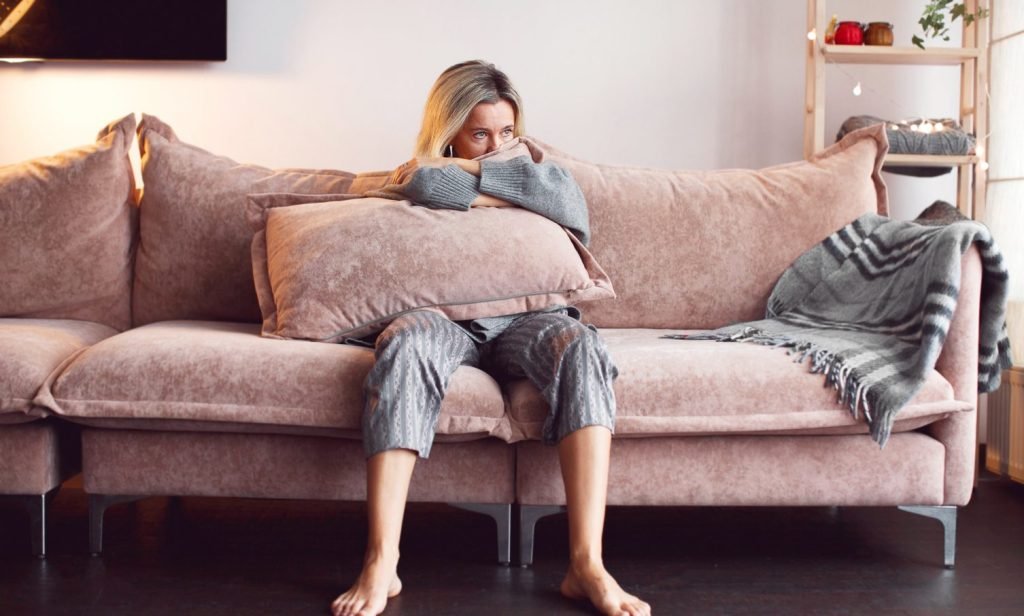 symptoms_woman-sofa-pillow_35-45-anxiety-over_landscape-web-aspect-ratio-1506-906