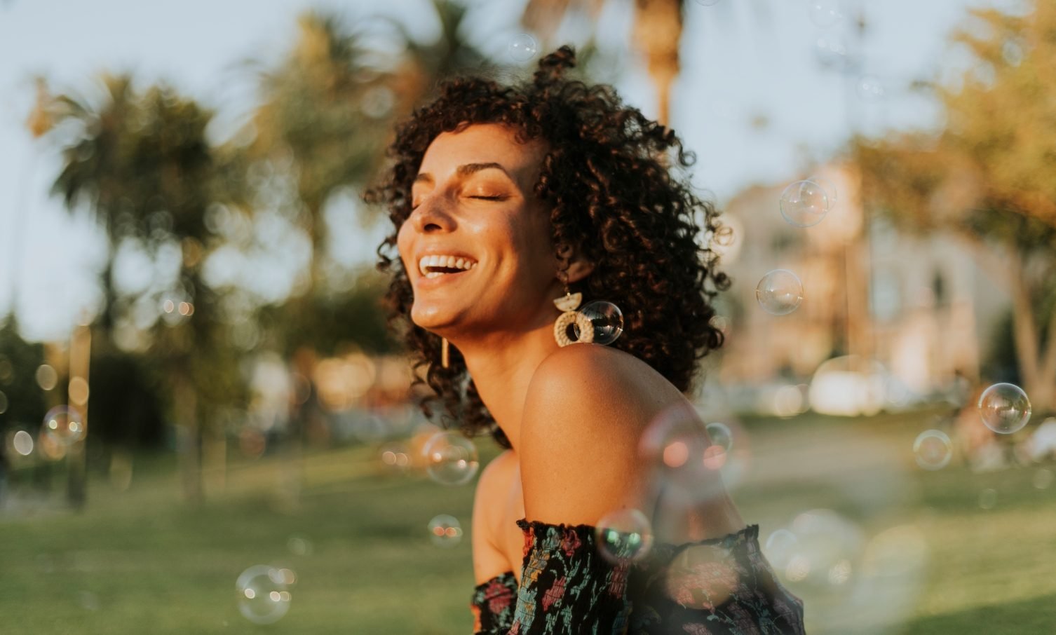 women_personas_bubbles_happy-35-40_landscape_web-aspect-ratio-1506-906