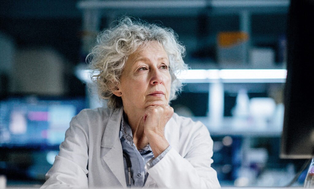 1.2.2_middle_aged_woman_in_scientific_research_surround-aspect-ratio-1506-906