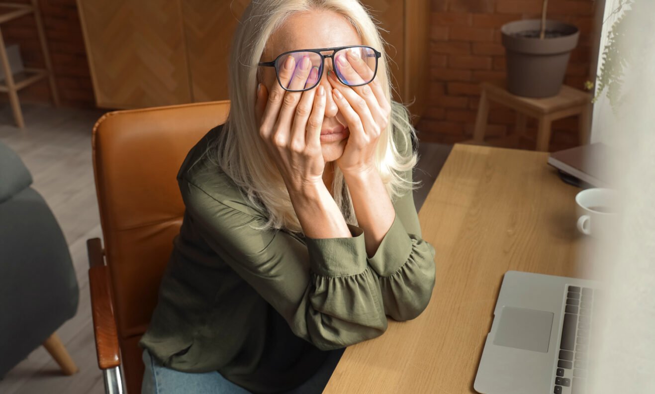 symptoms_woman-working_35-40-tired_landscape-web-aspect-ratio-1317-792