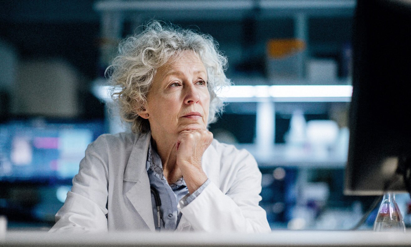 1.2.2_middle_aged_woman_in_scientific_research_surround-aspect-ratio-1317-792