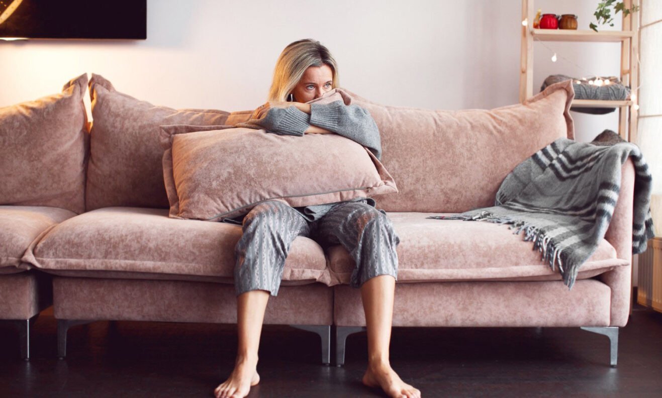 symptoms_woman-sofa-pillow_35-45-anxiety-over_landscape-web_02-aspect-ratio-1317-792
