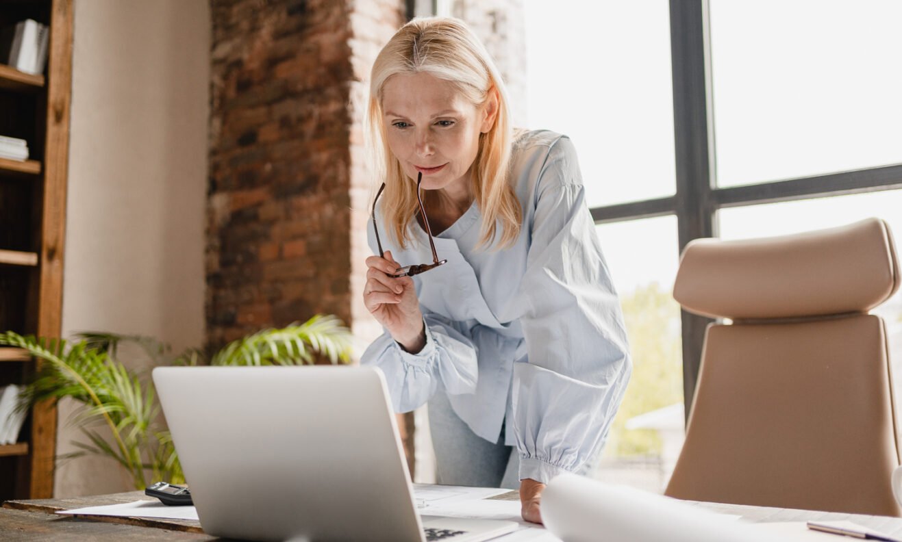 women_middle_age_confident_concentrated_reading_office_workplace-aspect-ratio-1317-792